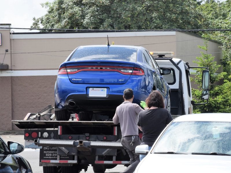 Véhicule chargé sur dépanneuse